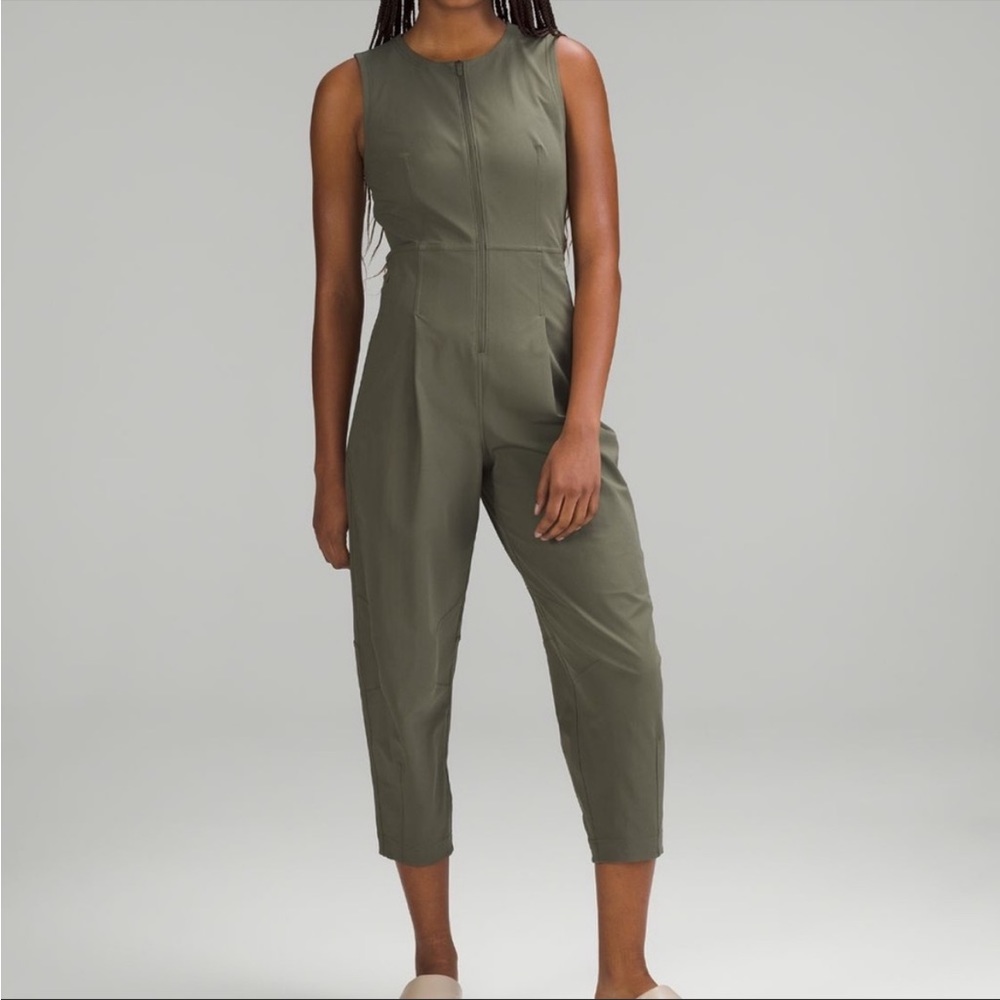 NWT LULULEMON Warpstreme zip front jumpsuit.
Size 6.